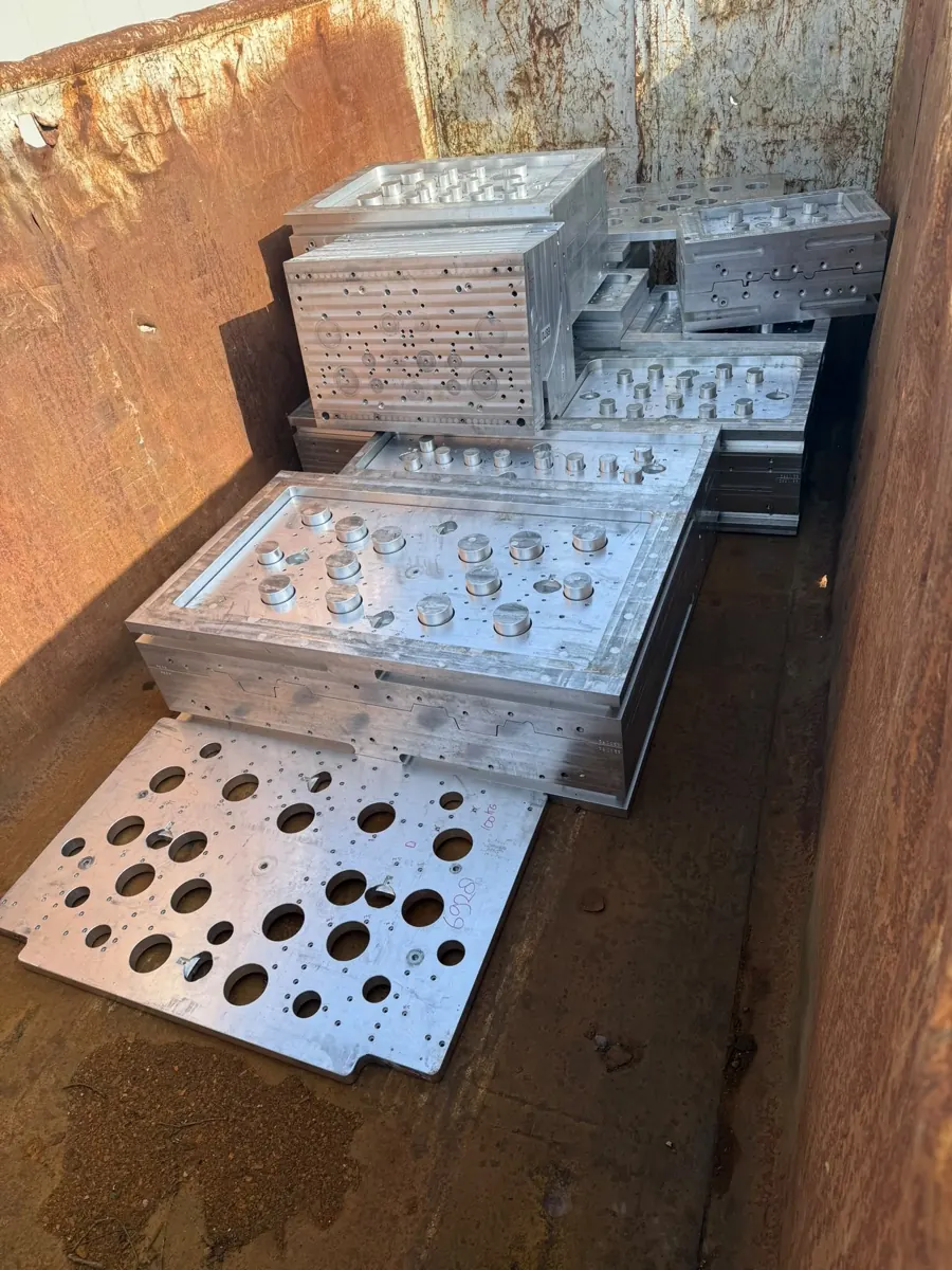 Aluminiumplatten und Formteile im Container