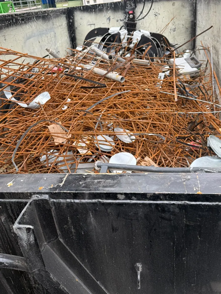 Container gefüllt mit Baustahl und Altmetall