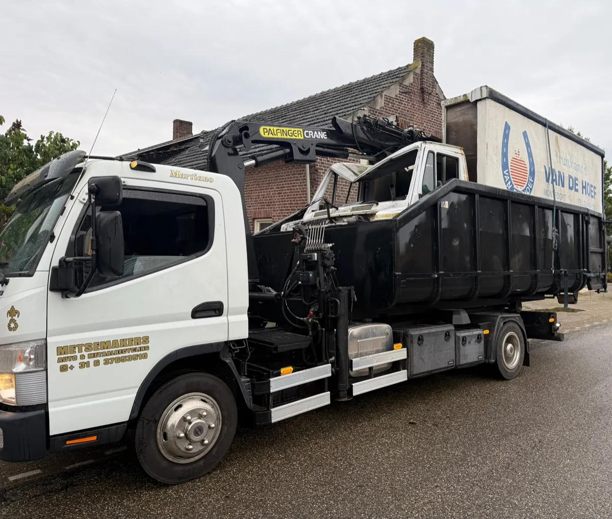 Abholung eines Altfahrzeugs mit Kranwagen vor Ort