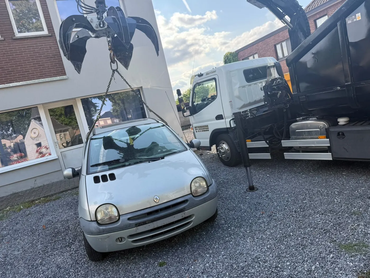 Pkw wird mit dem Kran auf den Abschlepper gehoben