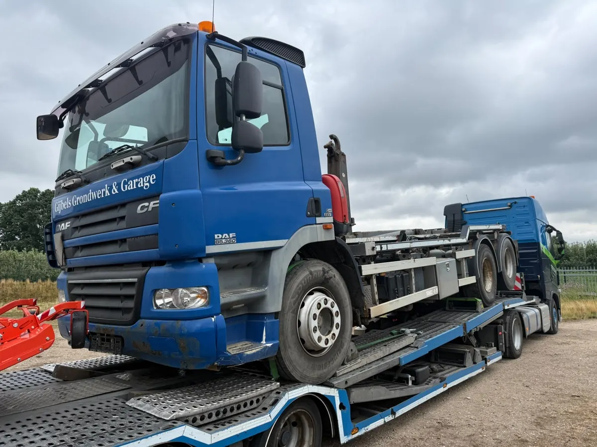 Ausgemusterter Lkw auf dem Tieflader zur Verschrottung