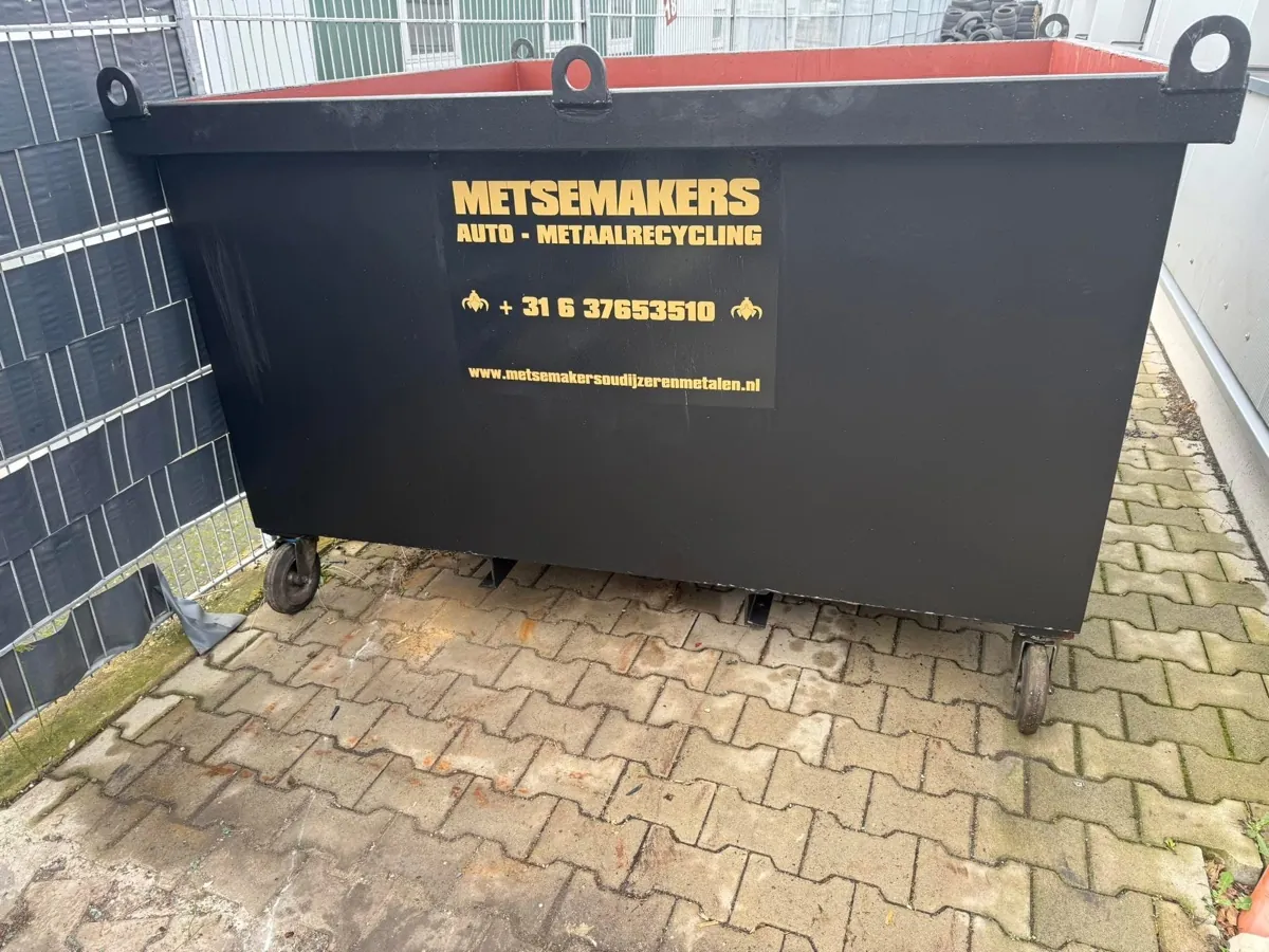 Container mit gelber Beschriftung und Telefonnummer