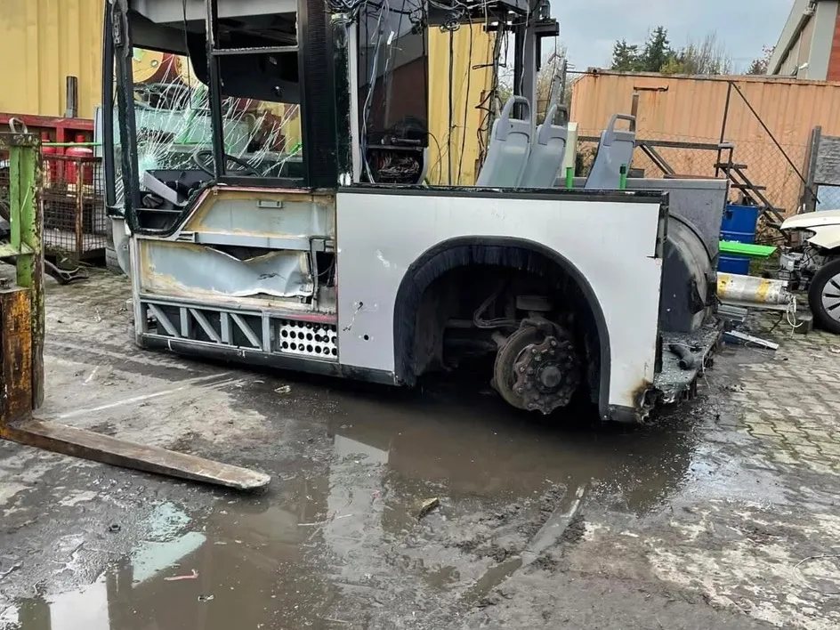 Zerlegter Linienbus auf dem Betriebsgelände