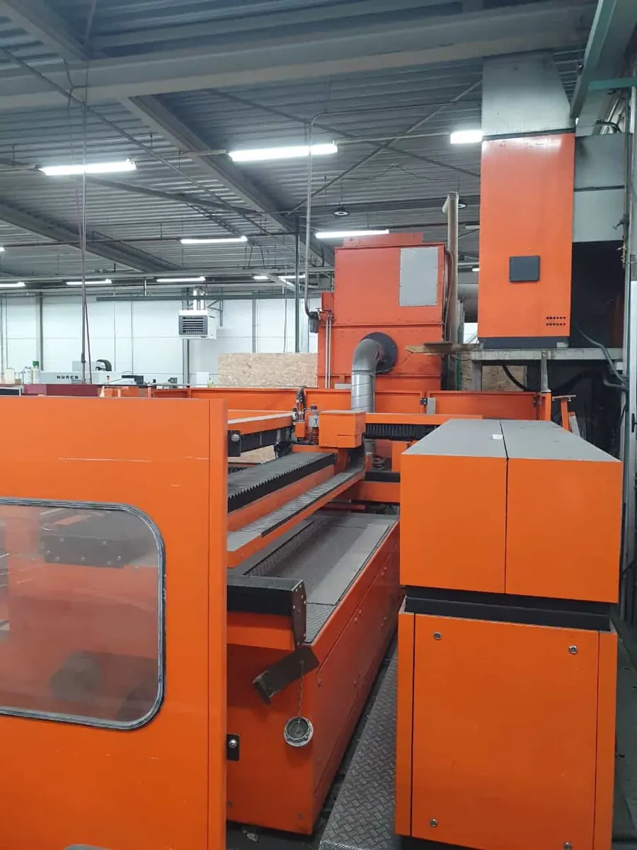 Industriemaschine in der Halle vor dem Abbau