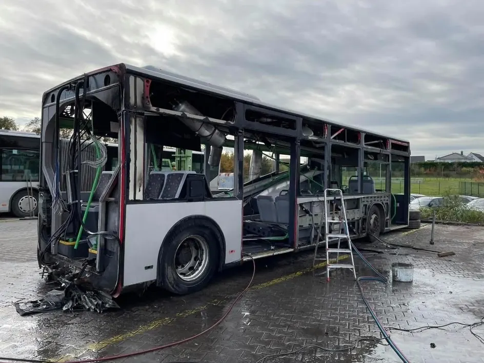 Ausgeschlachteter Bus vor der Verschrottung