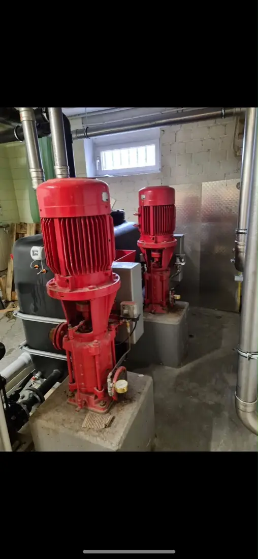 Ausgebaute Pumpenanlage aus einem Technikraum